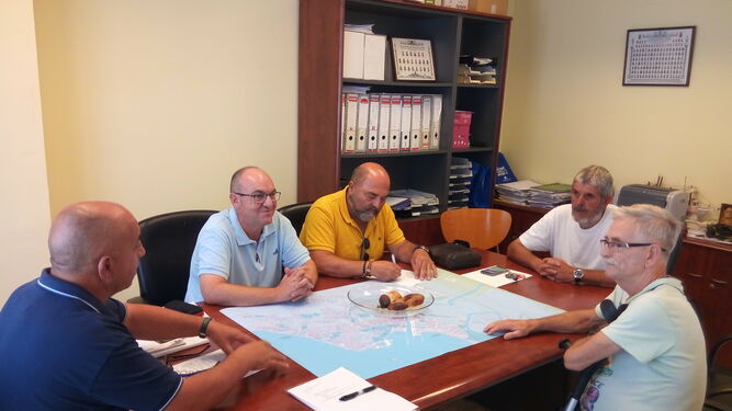 Una imagen de la reunión celebrada entre el nuevo concejal y representantes de la junta directiva de La Gaviota.