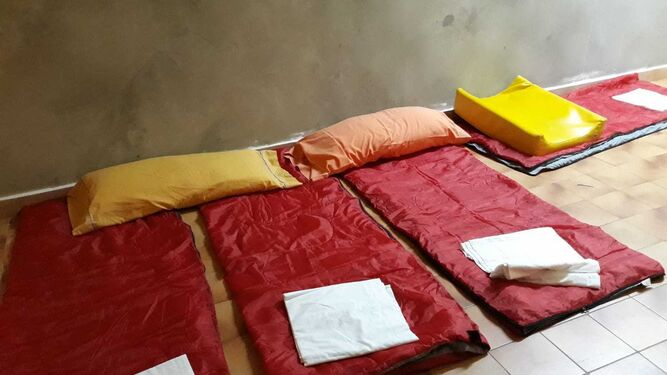 Sacos de dormir instalados en un pasillo del centro de menores de Carmona.