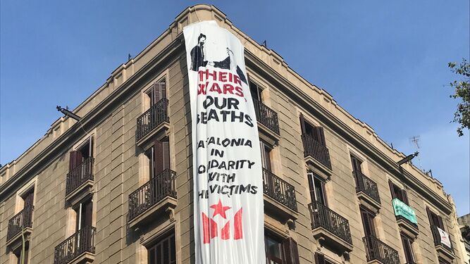 Pancarta contra el Rey en la Plaza de Catalu&ntilde;a de Barcelona