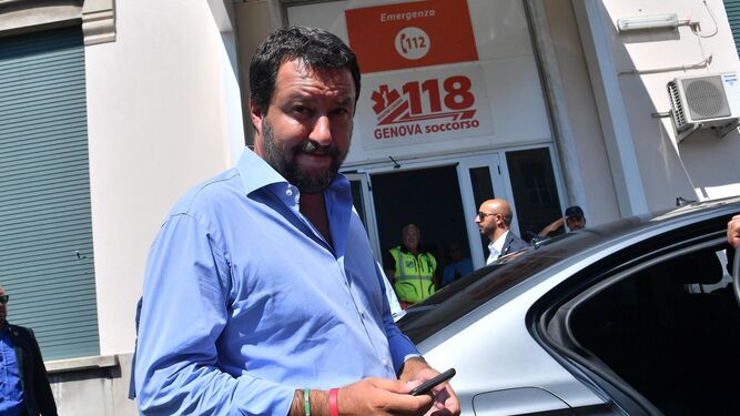 El ministro del Interior italiano, Matteo Salvini, a su llegada a un hospital.
