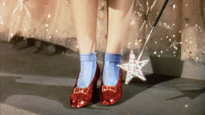 Los zapatos rojos de Dorothy (Judy Garland) en 'El mago de Oz' (1939).