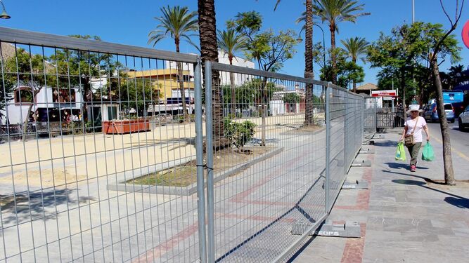Imagen del tramo de La Calzada donde estuvo instalado el mercado provisional, aún vallado ayer por la mañana.