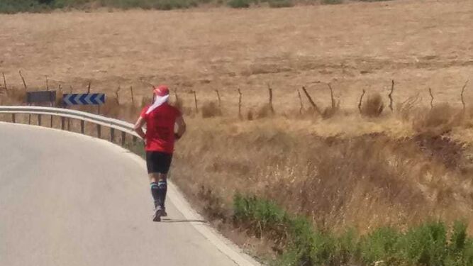 El atleta David Gómez durante el reto solidario de las 24 horas corriendo por la ELA.