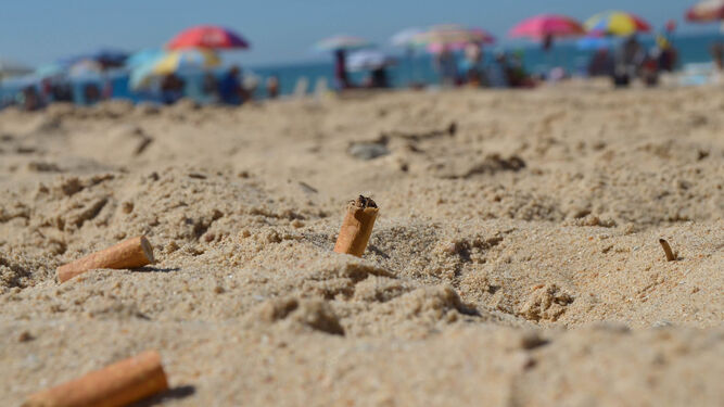 Las colillas inundan la arena de una playa.