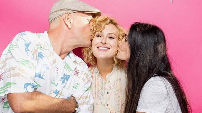 Bruce Willis y Demi Moore, posan junto a su hija.