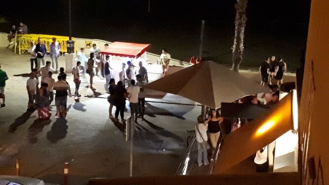 Muchos jóvenes de madrugada en el paseo marítimo de Chipiona en una imagen de este fin de semana.