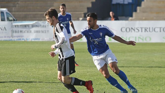 San Fernando y Balona disputan un encuentro de la temporada pasada.