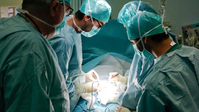 Un equipo de cirujanos realiza una intervención quirúrgica.