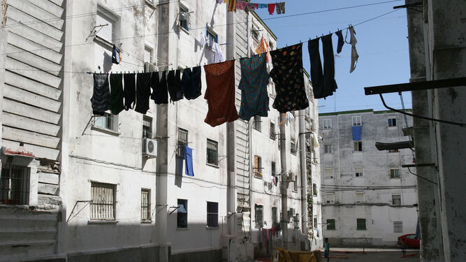 Una imagen de una de las calles de la barriada de Los Milagros, en El Puerto, donde se celebrará la velada intercultural.