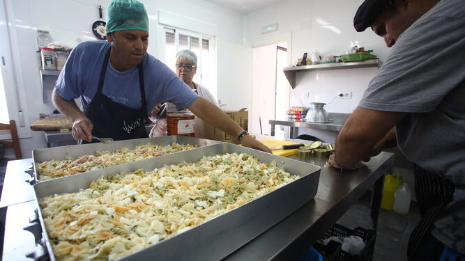 Voluntarios de Amigas al Sur preparando comida a comienzos de agosto antes de que cerrara el comedor.