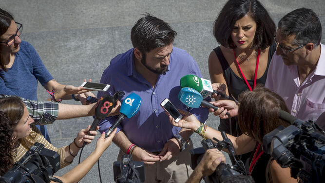 El portavoz del Grupo Municipal Socialista, Fran González, en una comparecencia ante los medios.