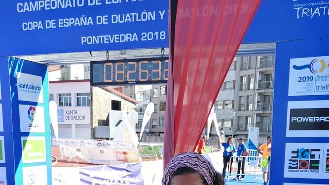 Esther Córdoba celebra su éxito minutos después de cruzar la meta.