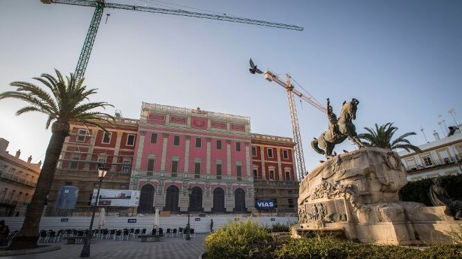 Plaza del Rey, con el Ayuntamiento en plena rehabilitación al fondo y la estatua de Varela en el centro.