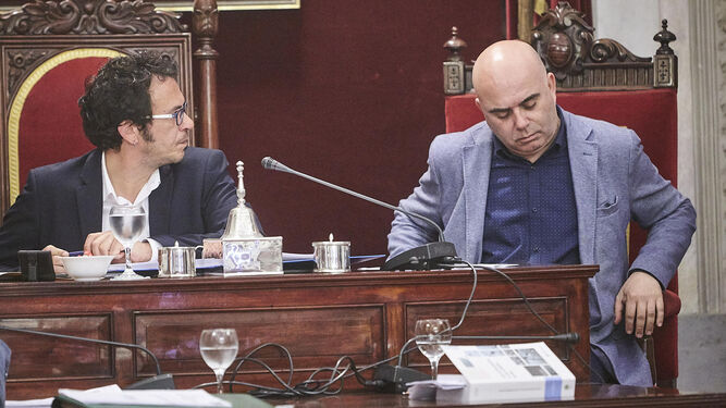 El alcalde de Cádiz, José María González, y el concejal de Contratación, David Navarro, en un Pleno municipal.