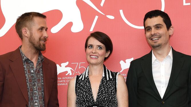Damien Chazelle (derecha) con los actores Ryan Gosling y Claire Foy.