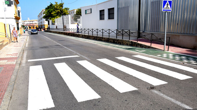 Uno de los pasos de peatones que están en las inmediaciones del colegio Casal Carrillo, recién pintado.