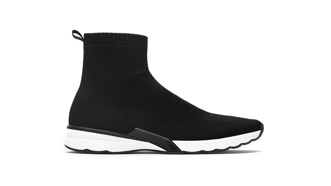 Ugly sneakers: inspiradas en el modelo calcet&iacute;n de Balenciaga. De Zara.