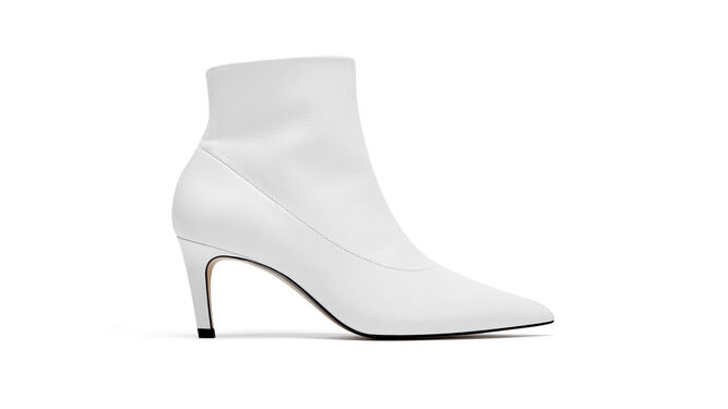 Botines al tobillo: blancos con tac&oacute;n fino. De Zara.