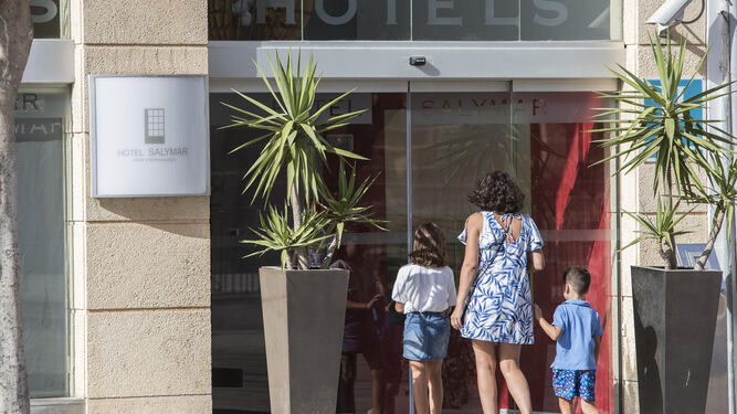 Una familia de turistas entra en el hotel Salymar, en pleno centro de San Fernando, ayer durante la tarde.