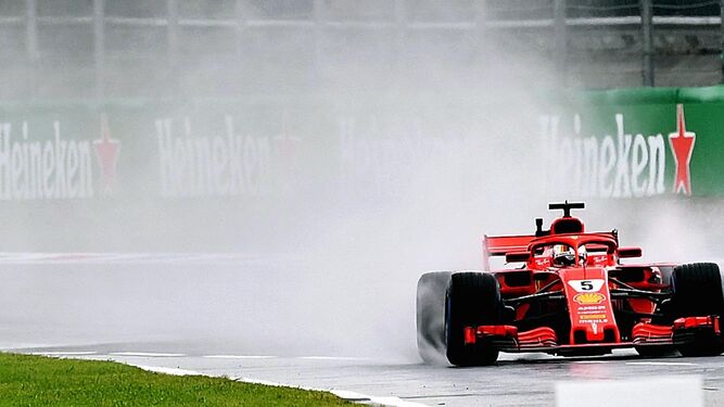 Sebastian Vettel rueda sobre el asfalto mojado de Monza.
