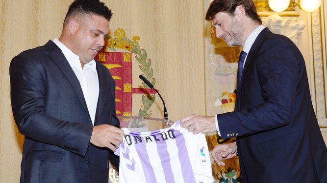 Carlos Suárez, presidente del Valladolid, junto a Ronaldo, nuevo máximo accionista.