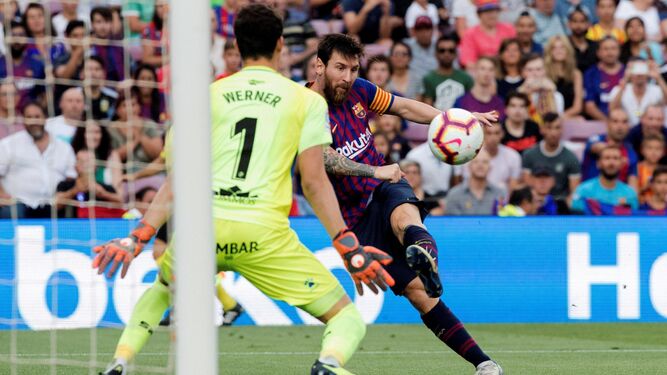Leo Messi dispara a puerta ante el portero del Huesca, Werner.