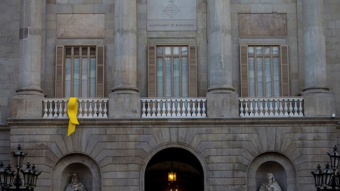 Un lazo amarillo, colgado en el balcón de la fachada del ayuntamiento de Barcelona.