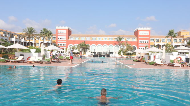 Clientes en una de las piscinas del Hotel Meliá, uno de los más destacados de Novo Sancti Petri.