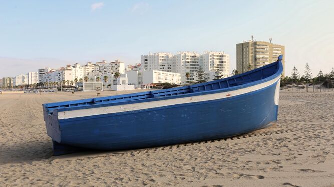La embarcación en la que han llegado a la playa portuense.