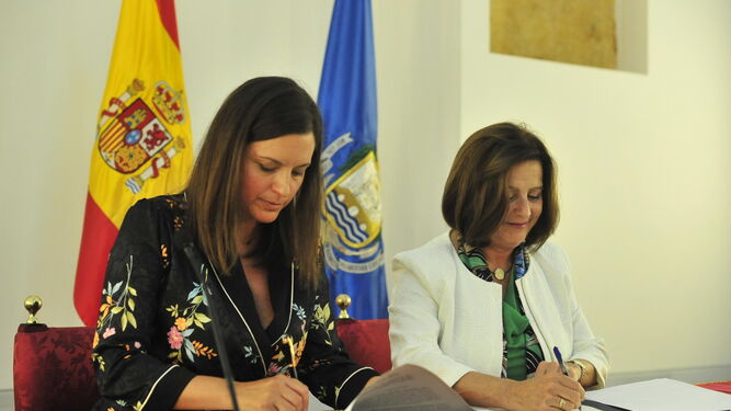 Cavada (i.) y Sánchez Rubio, durante la firma del protocolo para Bazán.