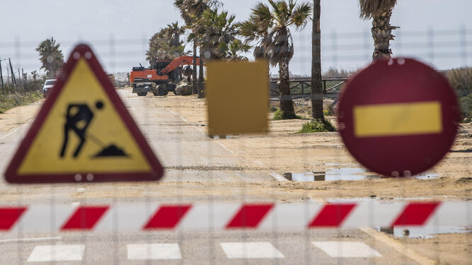 Fotografía tomada el pasado mes de abril de las señales de corte de la carretera de la playa por obras.