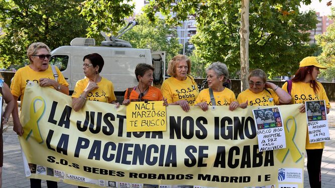 Miembros de  SOS Bebés robados con una pancarta frente a la Audiencia Provincial de Madrid.