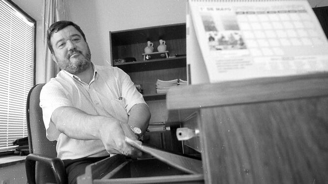 Juan Pérez, en su despacho en junio de 2000, cuando dejó la secretaría general de CCOO de Cádiz.