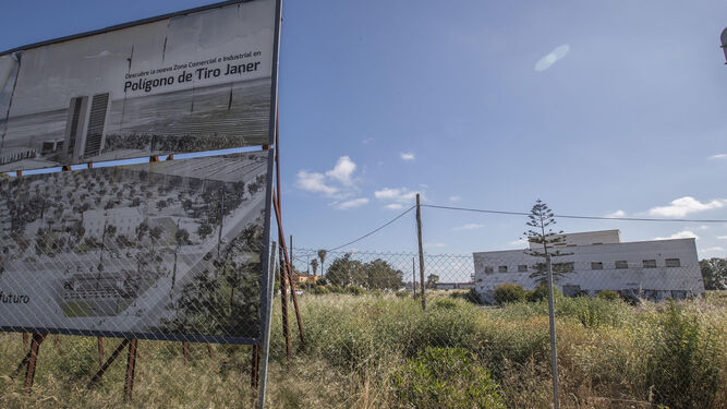 Terrenos del antiguo polígono de tiro Janer, con el cartel con una imagen del parque empresarial que se proyecta en la superficie.