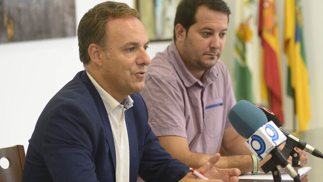 El alcalde, David de la Encina, junto al concejal de Economía y Hacienda, Antonio Fernández, ayer en rueda de prensa.
