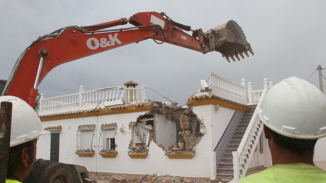 Imagen de archivo del derribo de una vivienda ocurrido en El Palmar en septiembre de 2014.