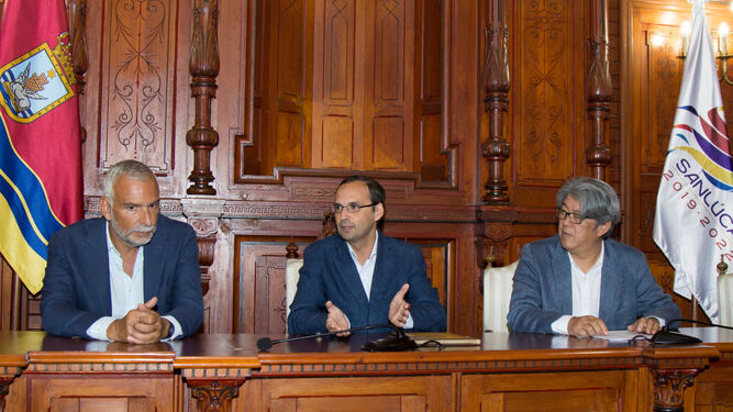 El alcalde de Sanlúcar recibió ayer a los embajadores de Italia y Japón en el Palacio Municipal.