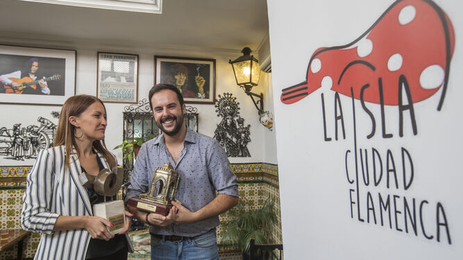 Alba Bazán y David Nieto con los premios que distinguen su paso 'La Isla Ciudad Flamenca', ayer en la Venta de Vargas.