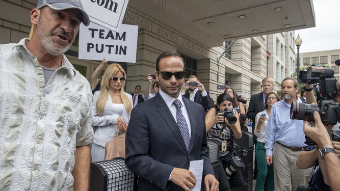 George Papadopoulos  abandonando una corte federal en Washington tras ser condenado