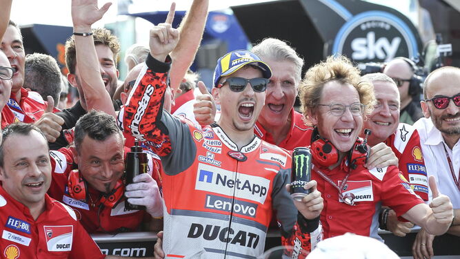 Jorge Lorenzo celebra con los miembros de su equipo la 'pole' para el Gran Premio de San Marino.