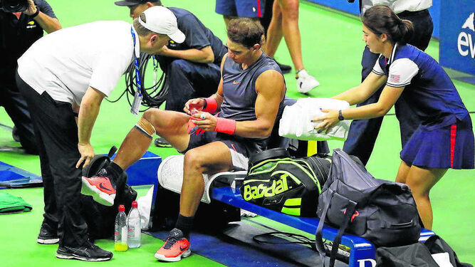 Nadal se queja de la rodilla durante su partido de semifinales contra Del Potro.