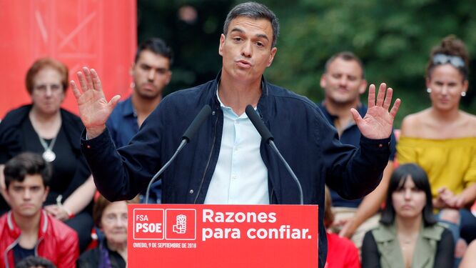 Pedro Sánchez, durante su primer acto público del PSOE desde que accedió a la jefatura del Ejecutivo ayer en Oviedo.