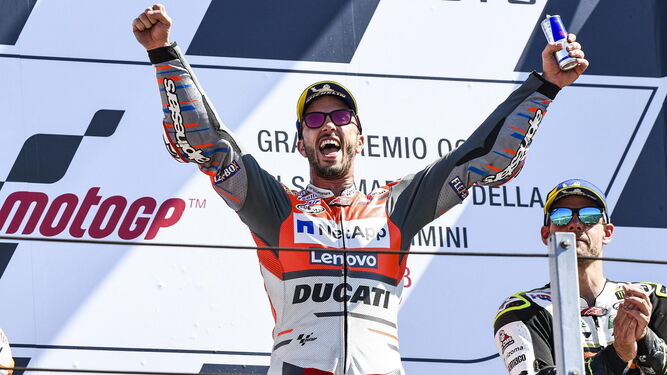 Dovizioso levanta los brazos para celebrar su victoria en Misano Adriático.