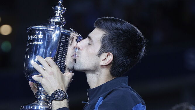 Djokovic besa la copa de campeón del US Open.