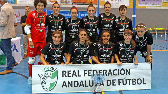 Las jugadoras del Cádiz FS posan con las medallas y el trofeo de subcampeonas.