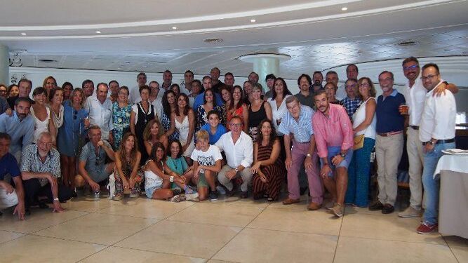 El anfitrión José María Varela Cornejo, rodeado del grupo de familiares y amigos, durante el almuerzo sorpresa celebrado en el Hotel Playa Victoria con motivo de sus cincuenta y siete cumpleaños.