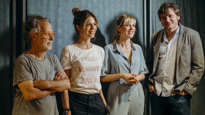 De izquierda a derecha, el director Fernando Colomo con los actores Manuela Velasco, Maggie Civantos y Salva Reina ayer en Cádiz.