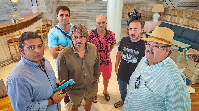 Imagen de los empresarios de los chiringuitos de Cádiz, tras una reunión la pasada semana.