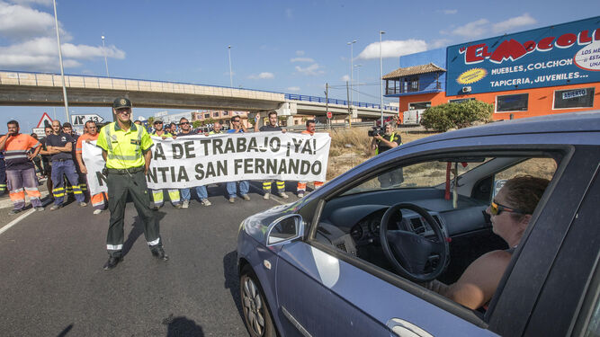Vehículos parados en Tres Caminos ante la protesta de los trabajadores de Navantia.