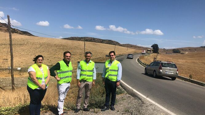 El delegado territorial de Fomento ha visitado la carretera Paterna-Medina, sobre la que se hará el estudio.
